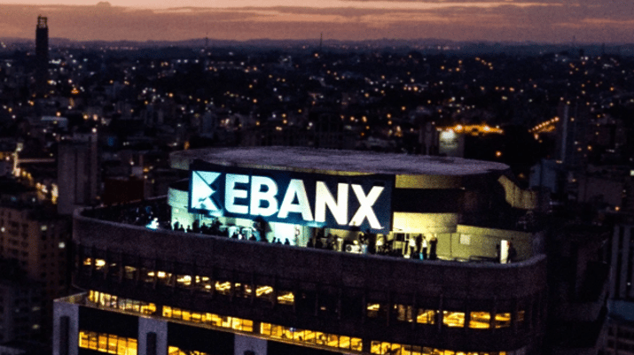 Vista aérea do prédio da Ebanx com um letreiro com o nome da startup brasileira ! Unicórnios