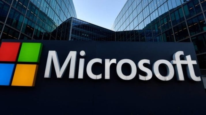 Imagem da fachada de um prédio da Microsoft, com o logo da companhia em primeiro plano