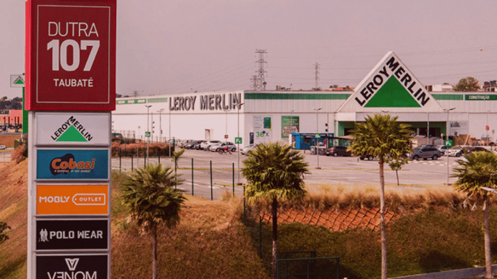 Fotografia com a placa de identificação do empreendimento Dutra 107 em primeiro plano e uma loja Leroy Merlin ao fundo | Fundos imobiliários HGRU11