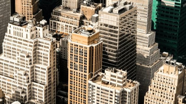 Vista aérea de uma aglomeração de edifícios | Fundos imobiliários