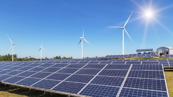 Imagem mostrando painéis de energia solar e pás de geração eólica, simbolizando a transição energética para fontes renováveis | Gerdau