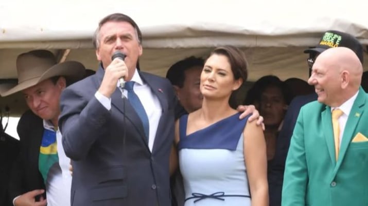 Bolsonaro discursa ao lado de Michelle e Luciano Hang
