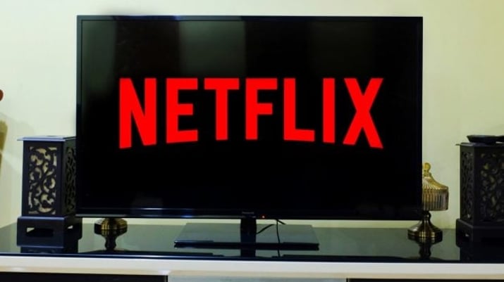 Televisão com logo da Netflix