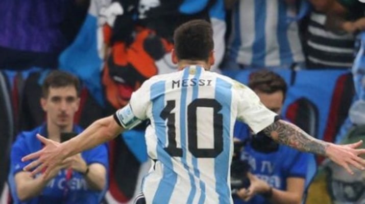 jogador argentino vestindo a camisa 10 corre para a torcida com os braços abertos Argentina