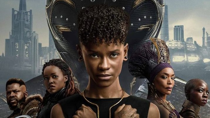 Guerreiros pretos do filme Pantera Negra: Wakanda Forever posicionados com uma guerreira africana em primeiro plano