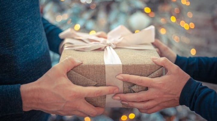 O que dá para comprar com até R$ 100 para o Natal? Confira a lista de  presentes de fim de ano - Seu Dinheiro