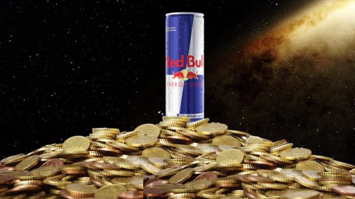 Lata de Red Bull em cima de pilha de dinheiro