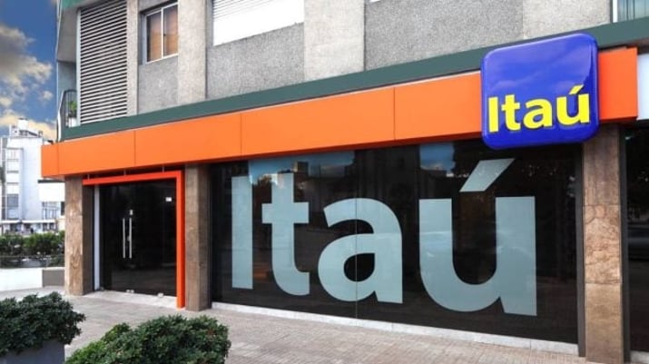 Fachada de agência do Itaú