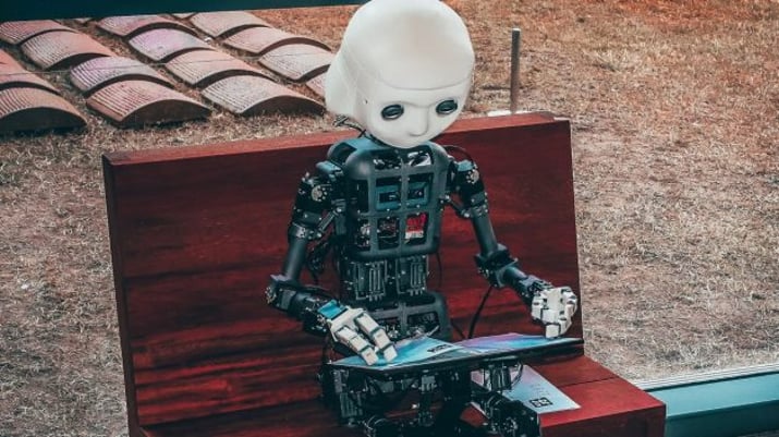A referência de inteligência artificial (IA) para a maioria das pessoas é a de um robô
