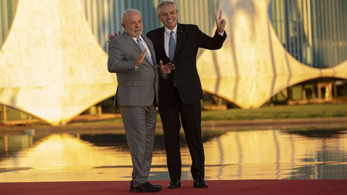 O presidente Luiz Inácio Lula da Silva (e), recebe seu homólogo argentino, Alberto Fernández (d)