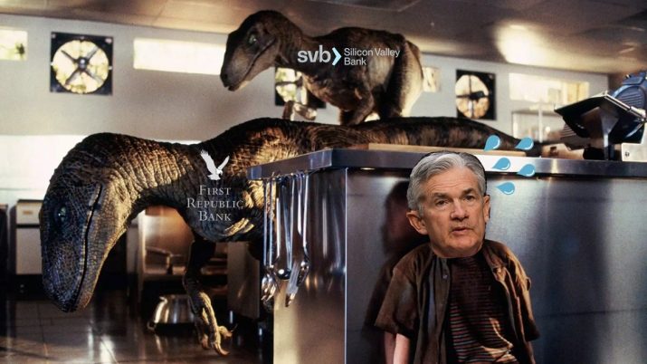 O presidente do Fed, Jerome Powell, escondido atrás de um balcão de metal, sendo caçado por dinossauros