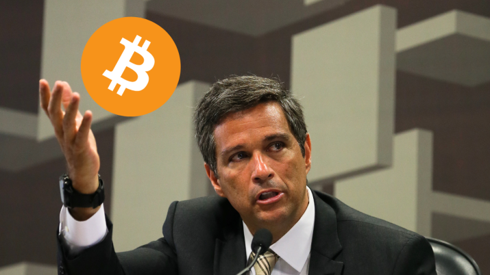 Roberto Campos Neto, Presidente do Banco Central, segurando um bitcoin (BTC)