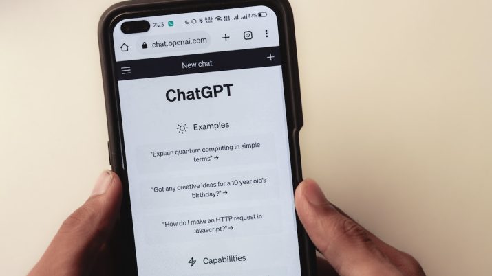 Celular com o ChatGPT aberto, uma das tecnologias de inteligência artificial (IA) mais populares