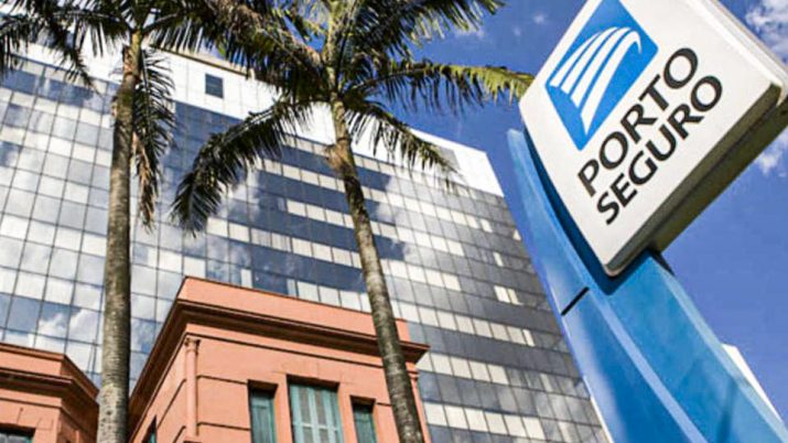Prédio sede da Porto Seguro (PSSA3) com placa com o logo da empresa na frente