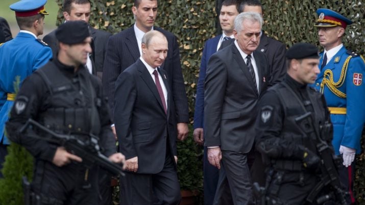 Vladimir Putin, presidente da Rússia, cercado de guardas e políticos