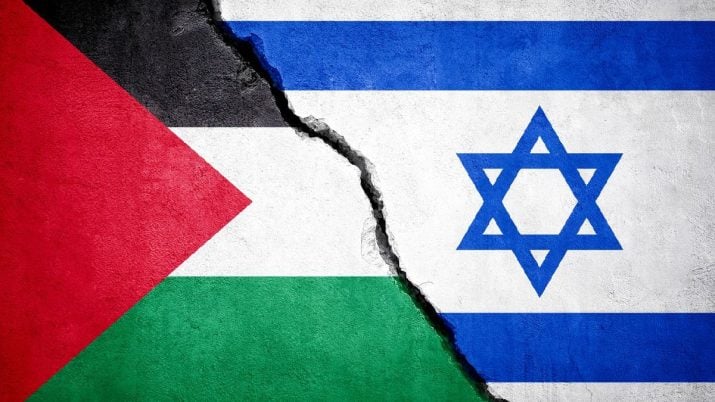 Bandeiras de Palestina e Israel simbolizando conflito