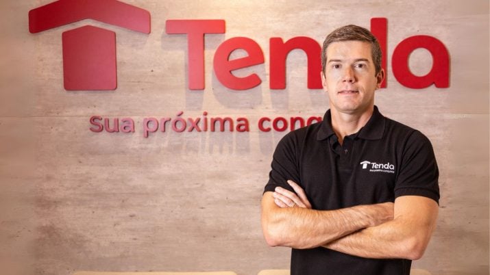 Fotografia do CFO da Tenda, Luiz Garcia, em frente ao logo da companhia
