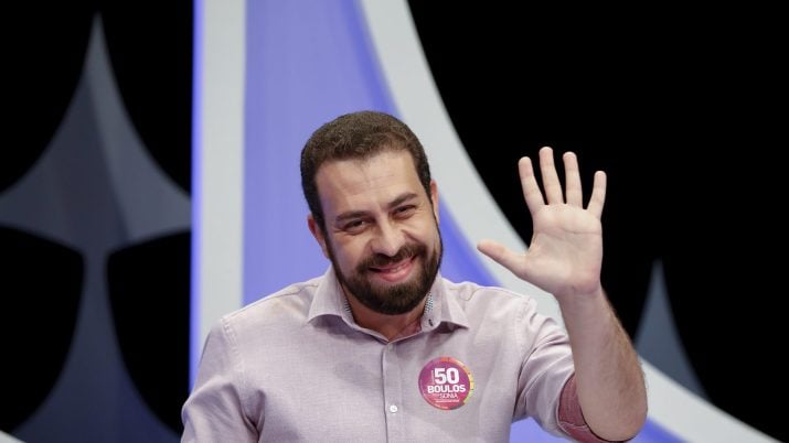 Guilherme Boulos (PSOL) acena a fotógrafos antes de debate no SBT