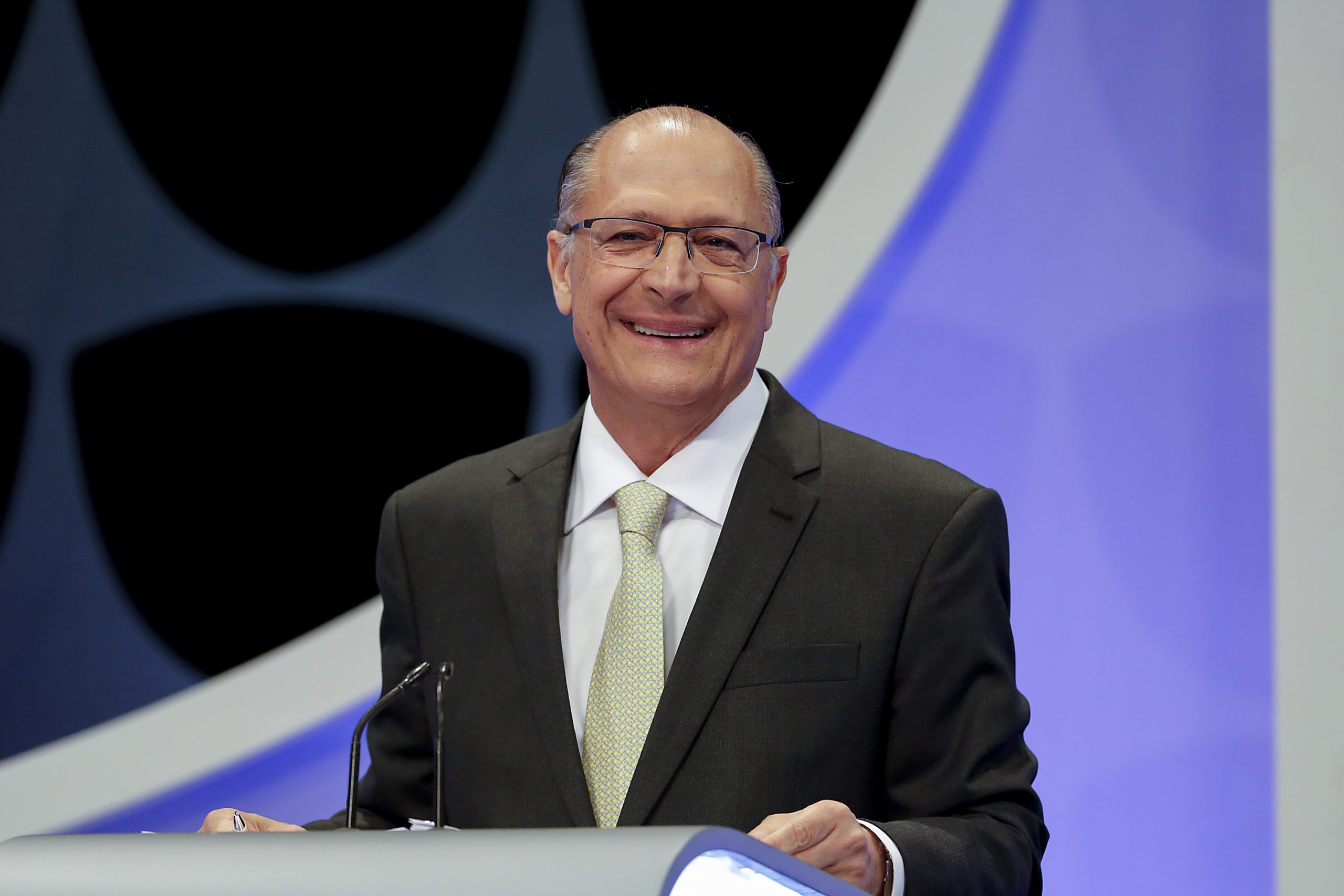 Presidenciável Geraldo Alckmin (PSDB) posa para foto antes de debate do SBT