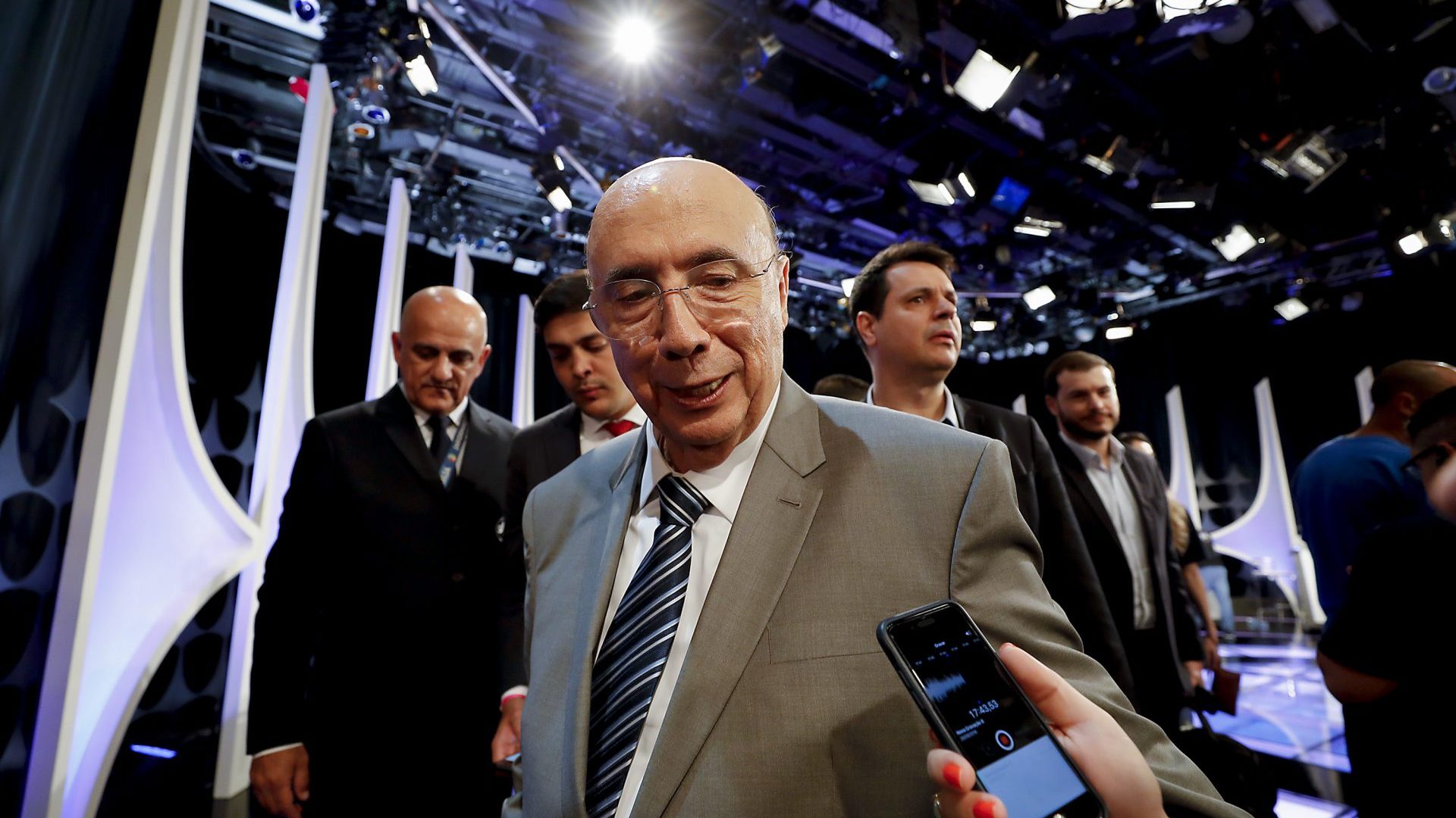 Presidenciável Henrique Meirelles conversa com jornalistas após debate do SBT