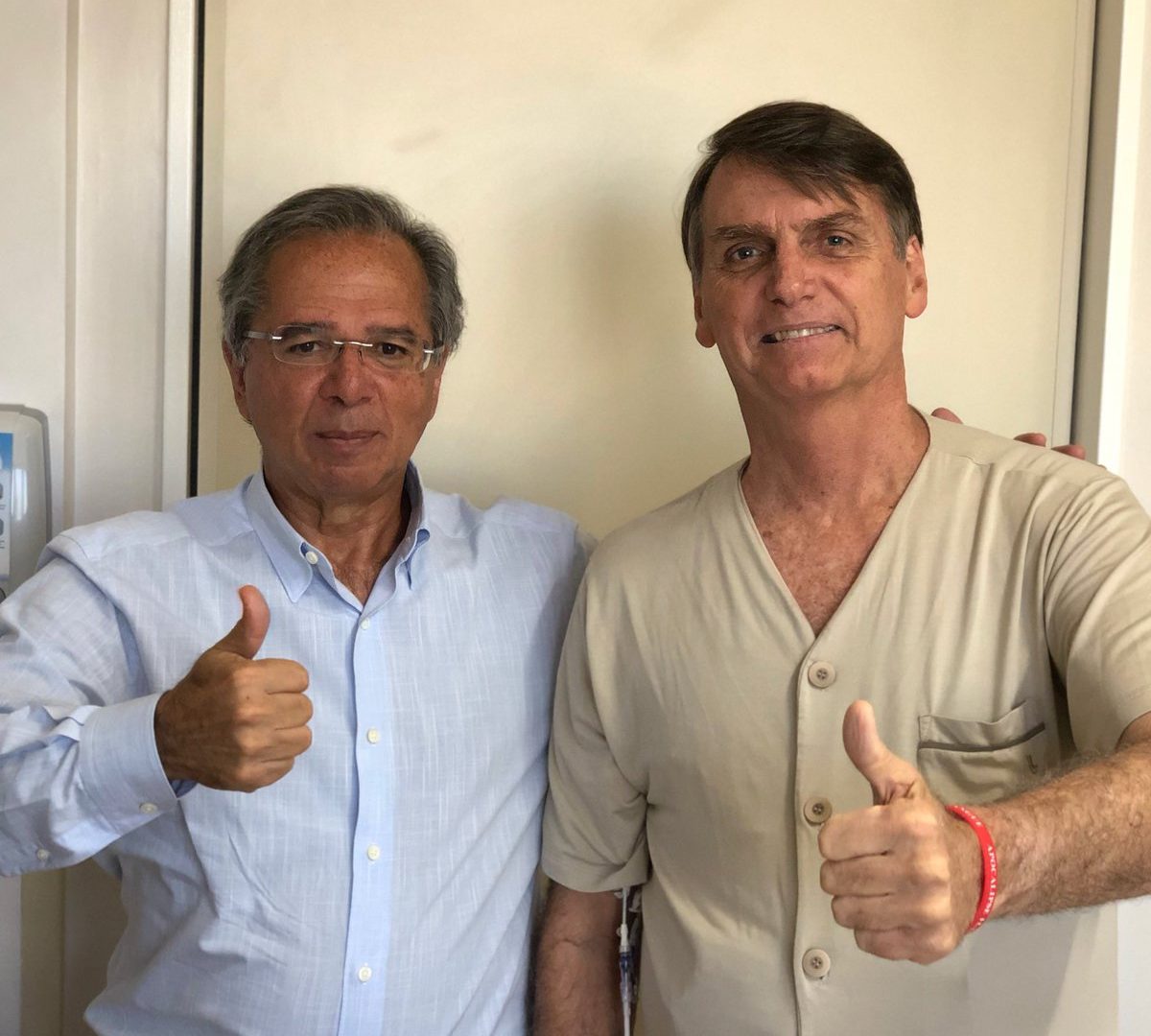 Paulo Guedes visita Jair Bolsonaro no hospital