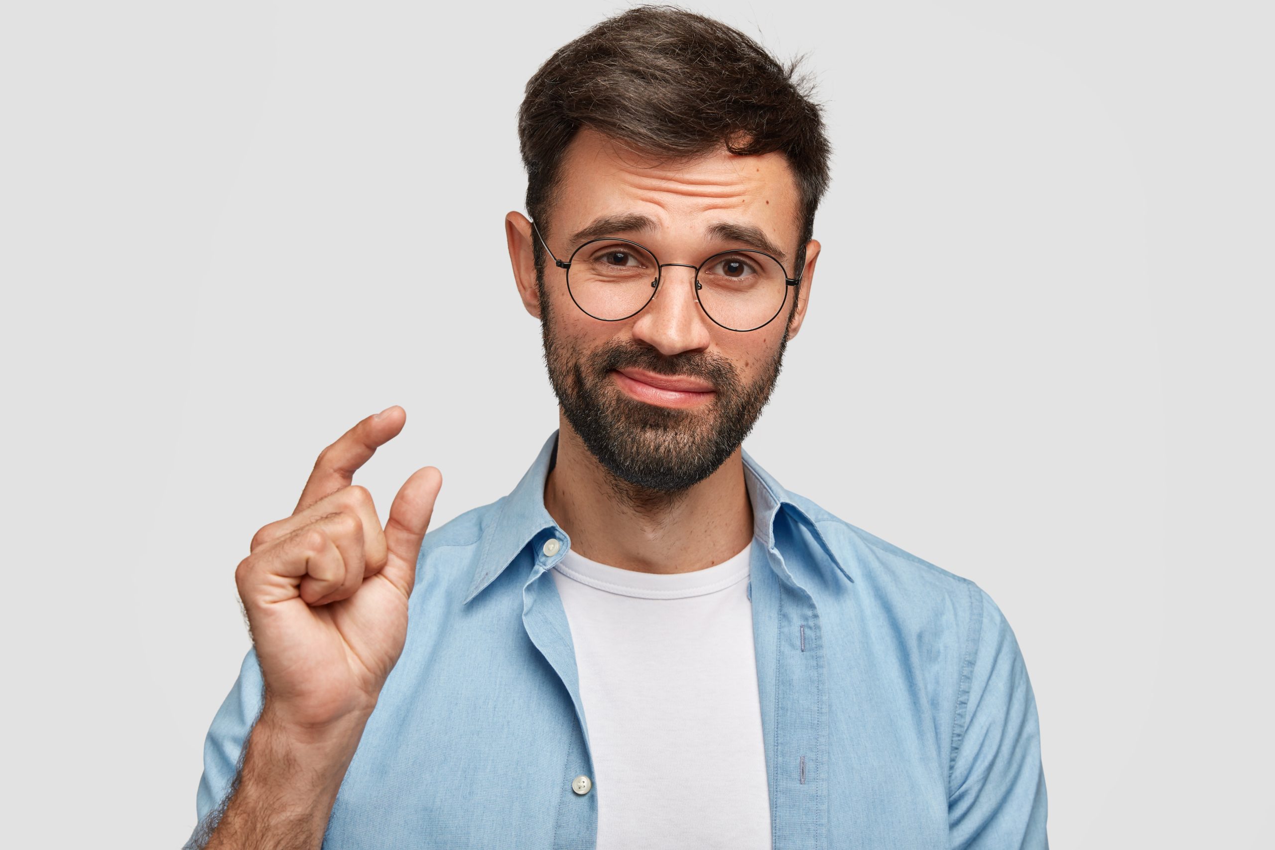 Homem indica que algo é pequeno