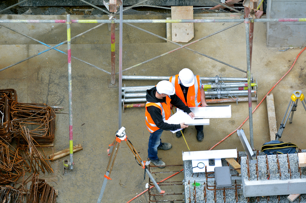 Operários em obra de construção civil