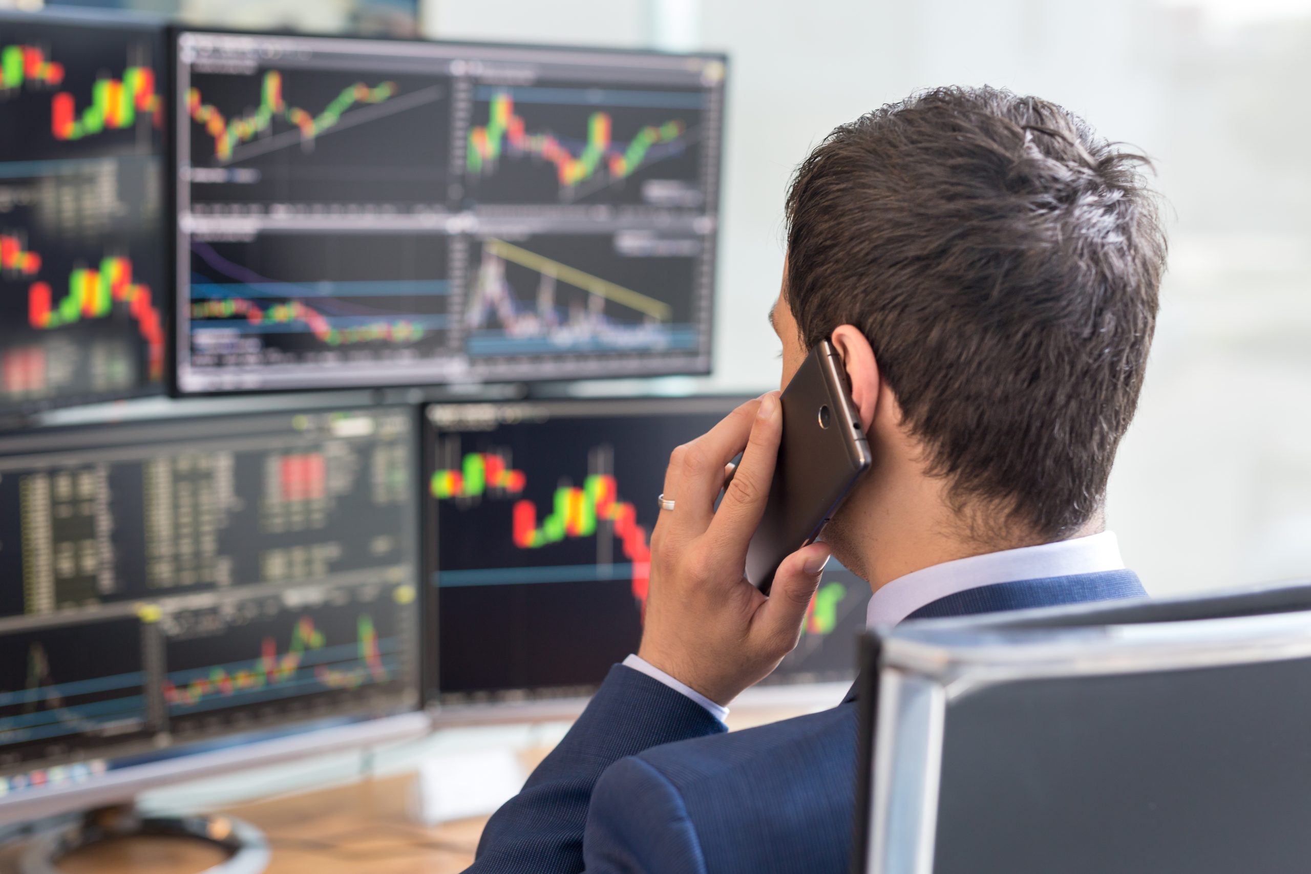 Trader em frente a terminal com várias telas