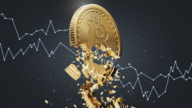 Símbolo do bitcoin se desintegra em razão de queda no preço