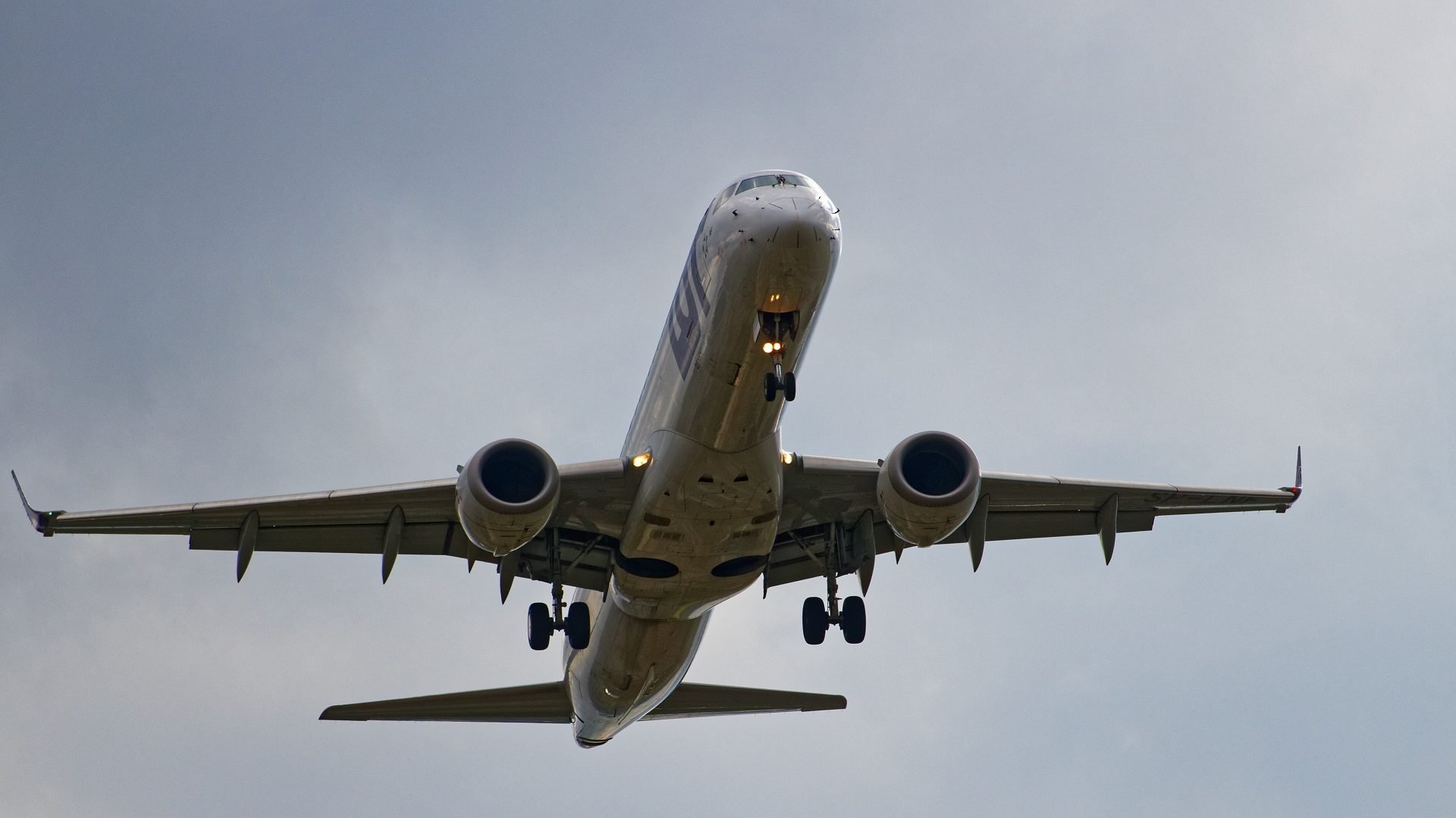 Jato ERJ-175 da Polish Airlines voa sobre o aeroporto de Chopin