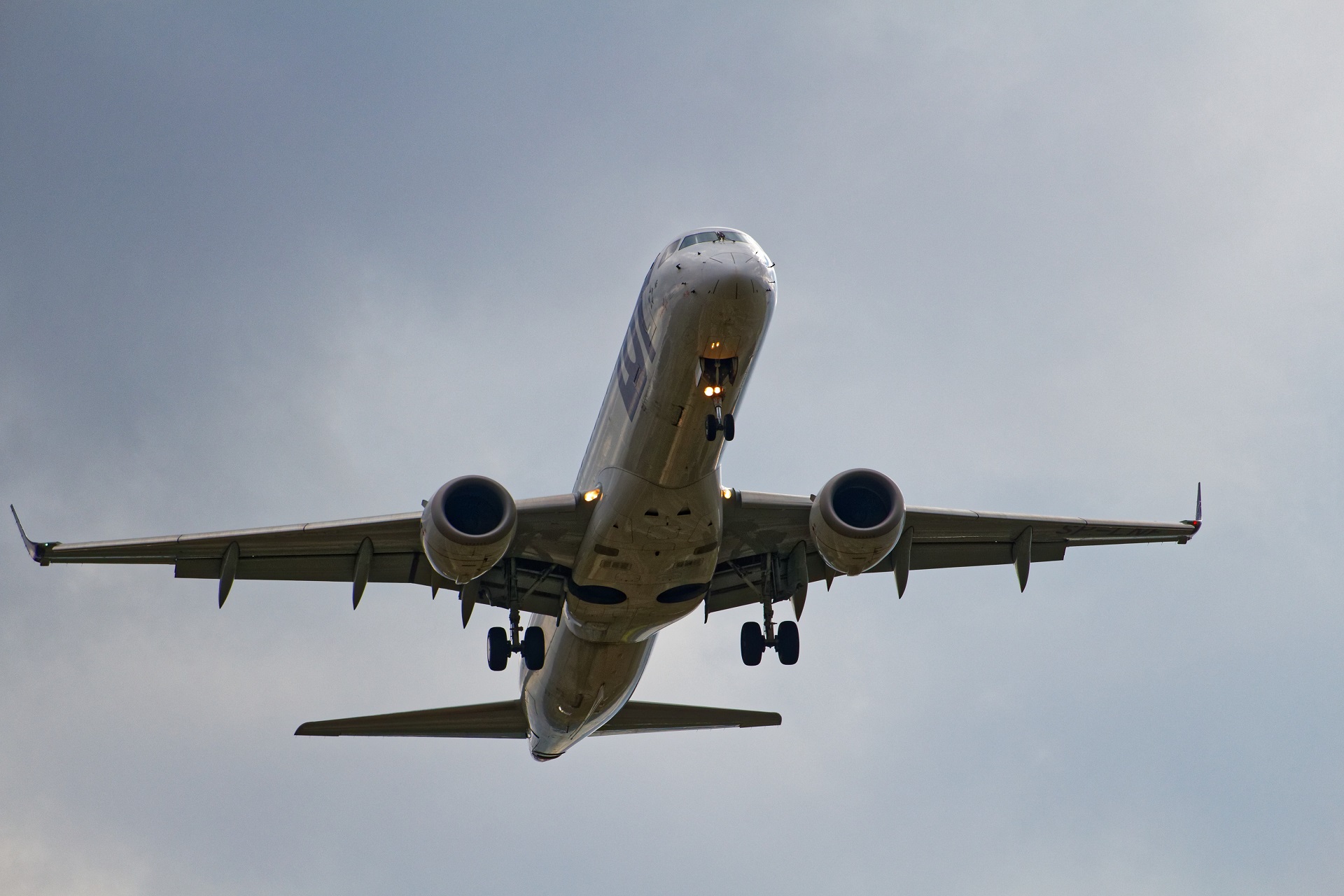 Jato ERJ-175 da Polish Airlines voa sobre o aeroporto de Chopin