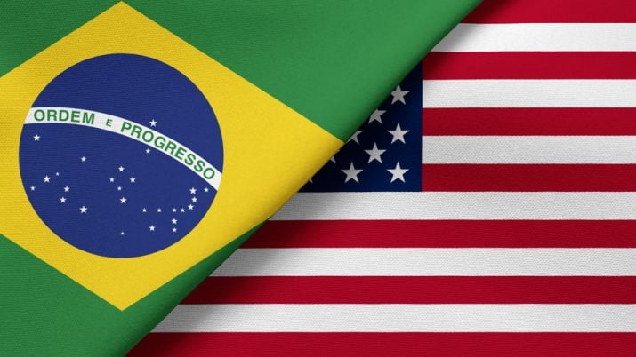Meia bandeira do Brasil e meia bandeira dos Estados Unidos