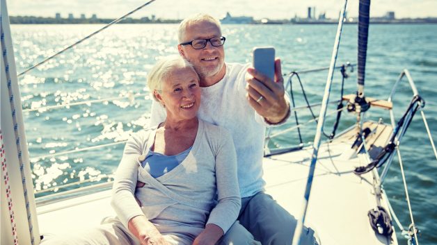 Casal mais velho tira selfie em iate: diferentes tipos de previdência privada ajudam a poupar para a aposentadoria