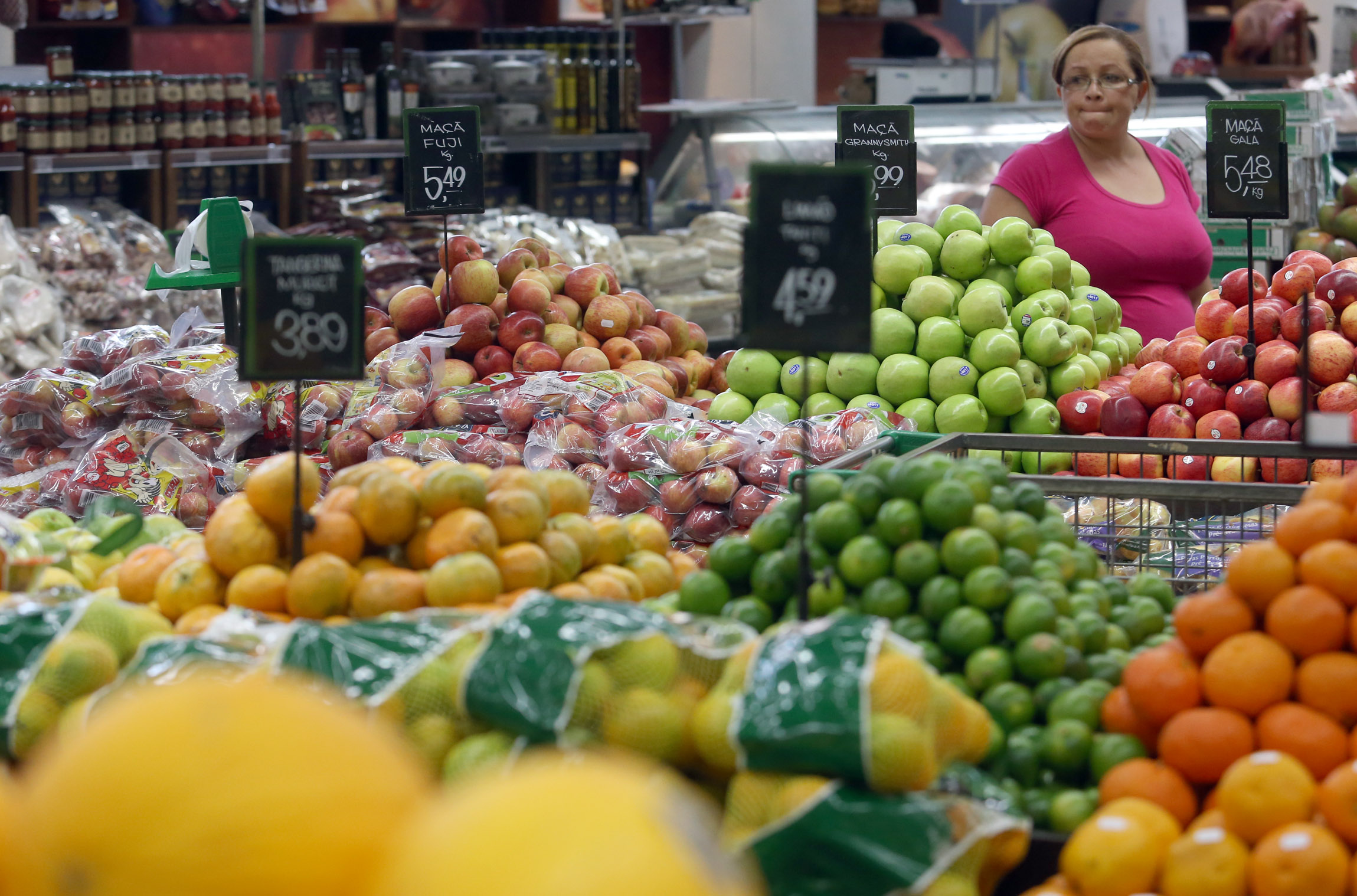Frutas expostas em supermercado em São Paulo
