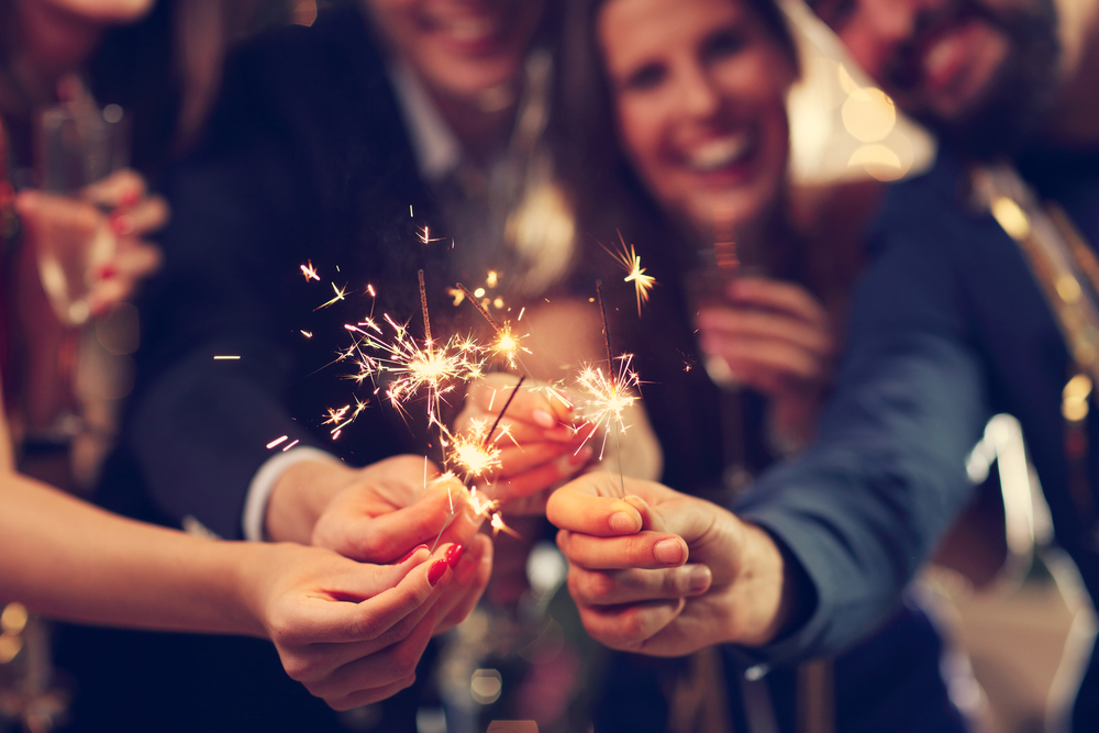 Grupo de pessoas segurando velas em celebração de uma festa