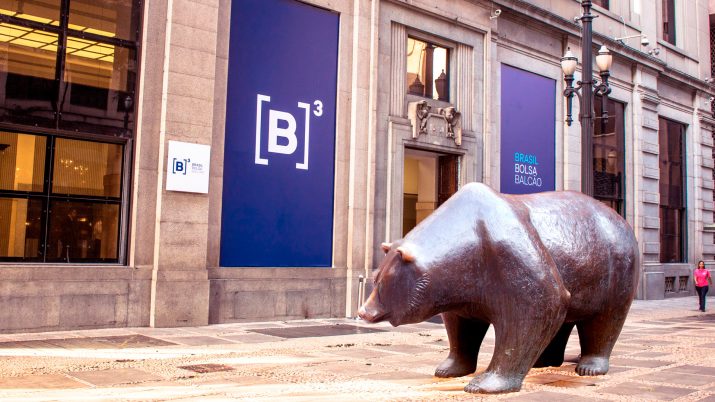 urso de bronze em praça pública