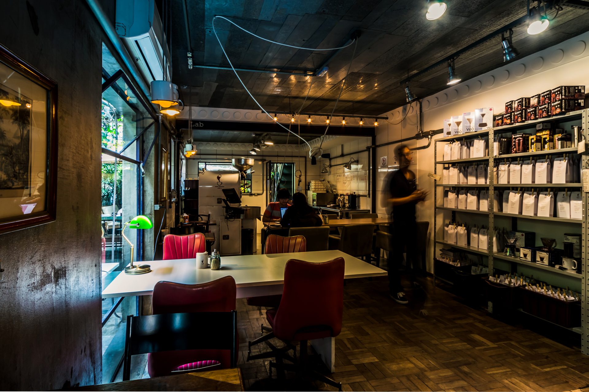 O Coffee Lab, na capital paulista, abrange a torra, degustação e preparo de cafés especiais