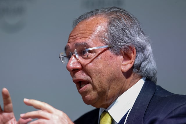 Fake: Paulo Guedes propôs corte de salário e aposentadorias