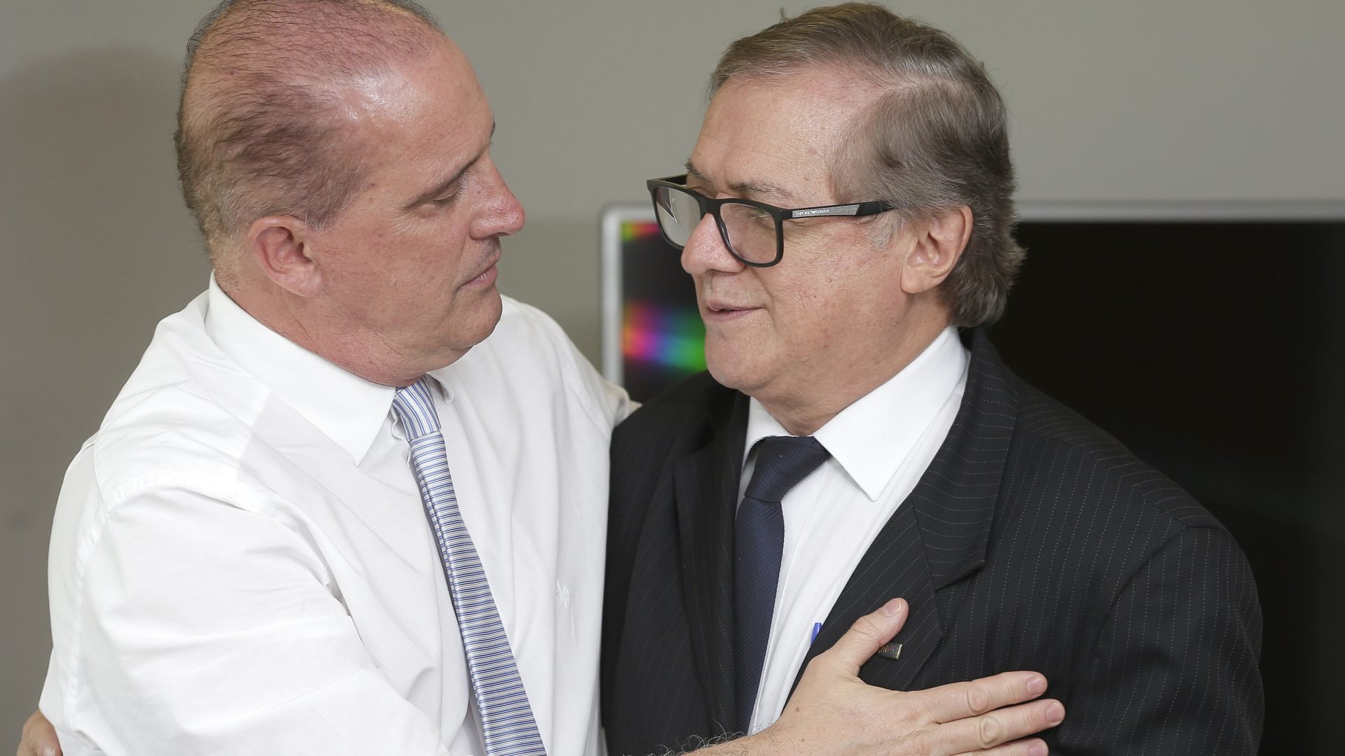 O ministro da Casa Civil, Onyx Lorenzoni, ao lado do ministro da Educação, Ricardo Vélez Rodríguez