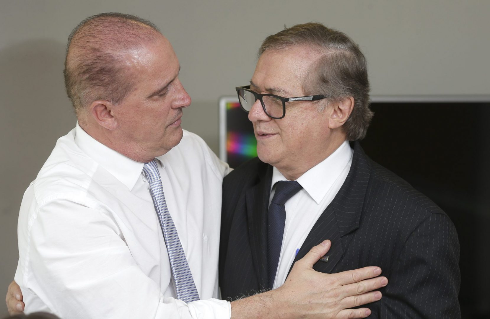 O ministro da Casa Civil, Onyx Lorenzoni, ao lado do ministro da Educação, Ricardo Vélez Rodríguez
