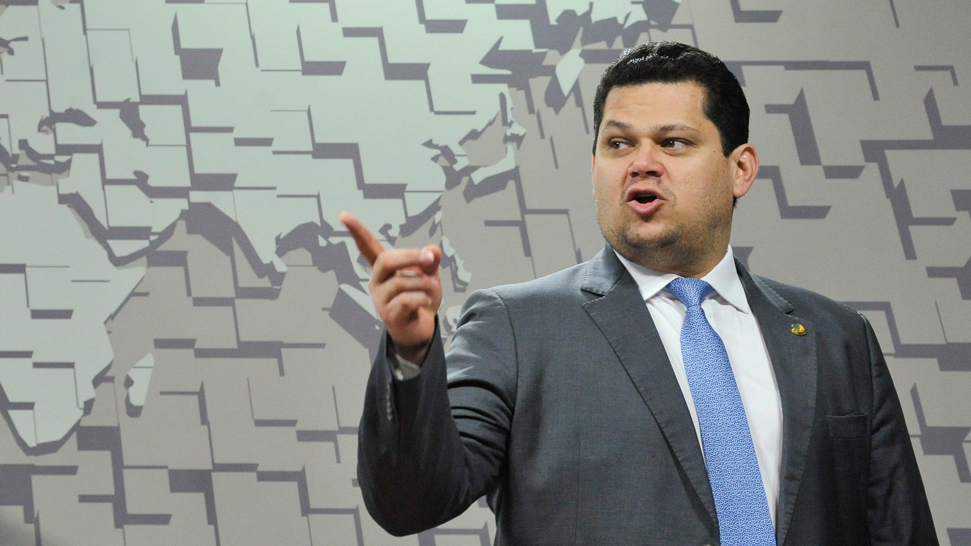 À mesa, o presidente da CDR, senador Davi Alcolumbre (DEM-AP)