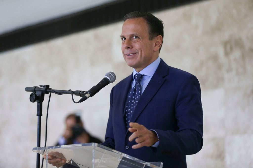 O governador de São Paulo, João Doria, conversa com a imprensa