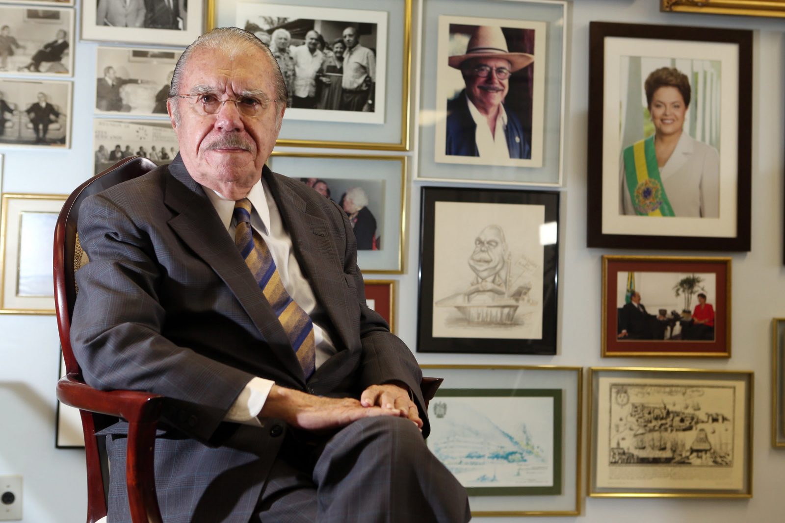Retrato do ex-presidente do Brasil, José Sarney, durante entrevista em seu gabinete no Senado, em Brasília, em 2014.