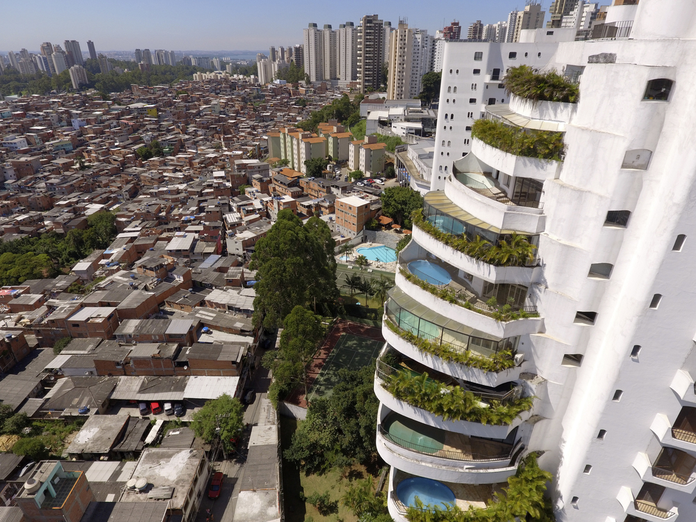 Foto mostra prédio de luxo ao lado da favela de Paraisópolis, em São Paulo