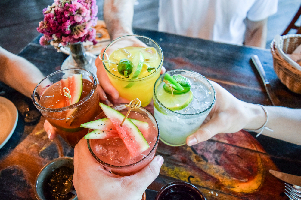 Grupo brinda com drinks