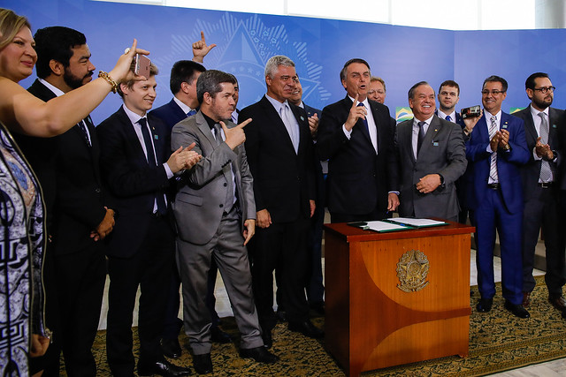 Presidente Jair Bolsonaro assina o Decreto que dispõe sobre a aquisição, o cadastro, o registro, a posse, o porte e a comercialização de armas