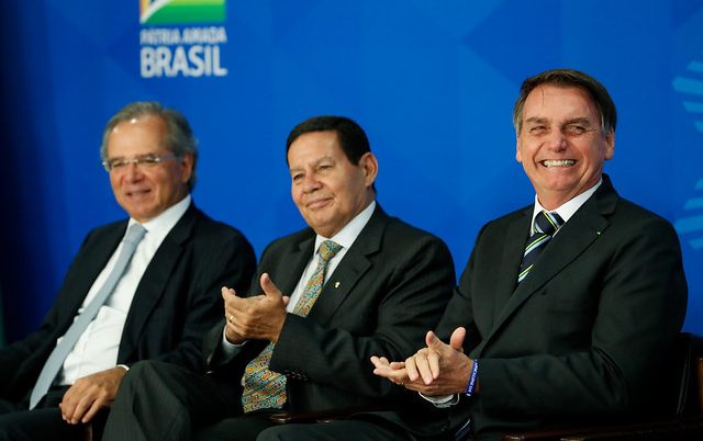 Jair Bolsonaro (direita), Hamilton Mourão e Paulo Guedes, em solenidade de Assinatura da Medida Provisória da Liberdade Econômica