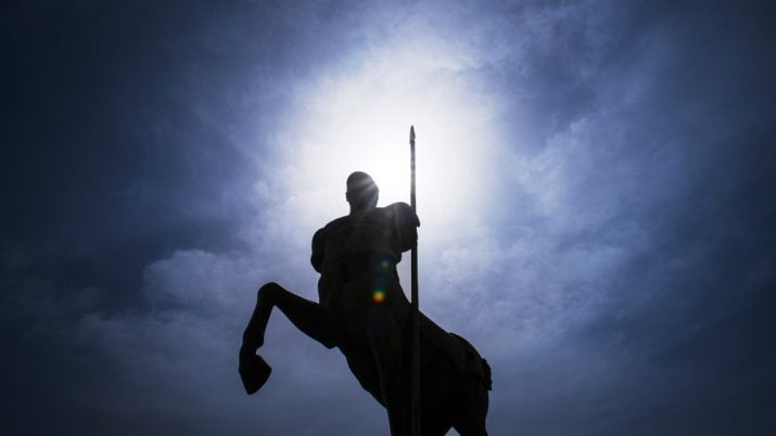 Estátua de Centauro e um céu de nevoeiro