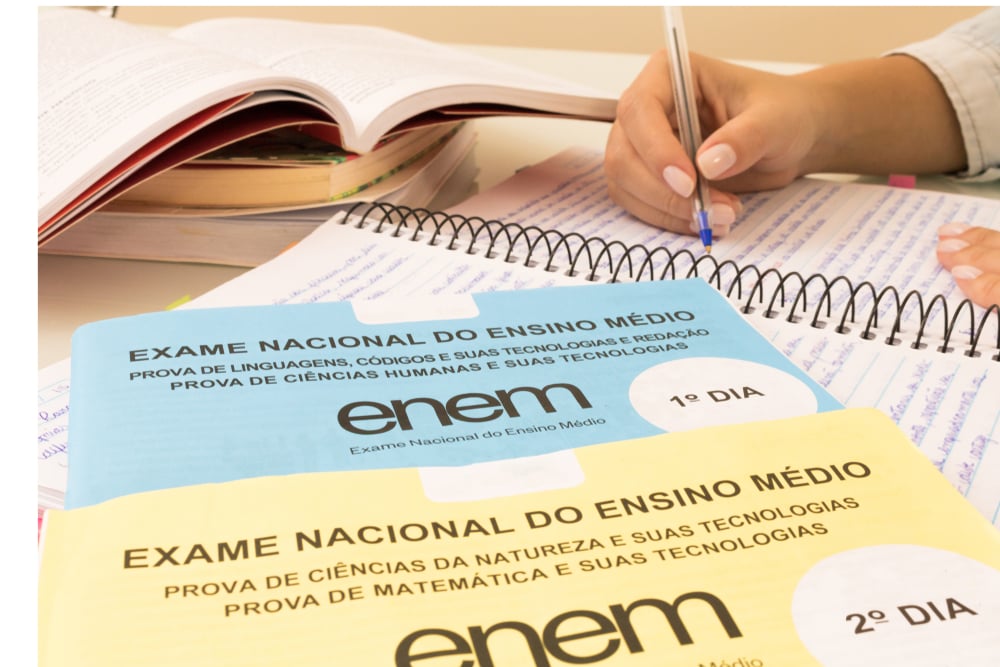Pessoa resolve questões do Enem