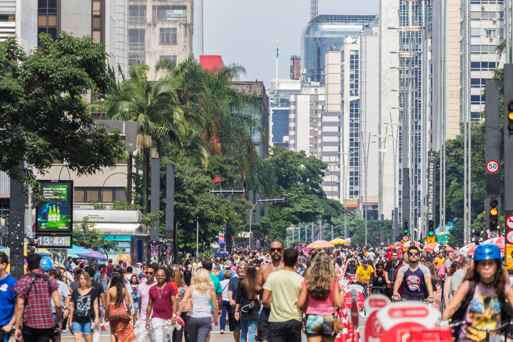 Pessoas caminham na Avenida Paulista
